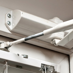 Применение дверных доводчиков