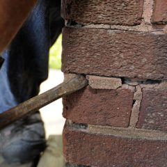 Как выполняют демонтаж кирпичного дома?