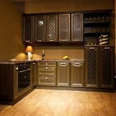 Преимущества кухонь из массива