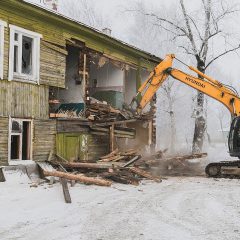 Кто сможет разобрать старый дом?