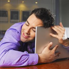 Как оказать знак внимания парню в онлайн знакомствах?